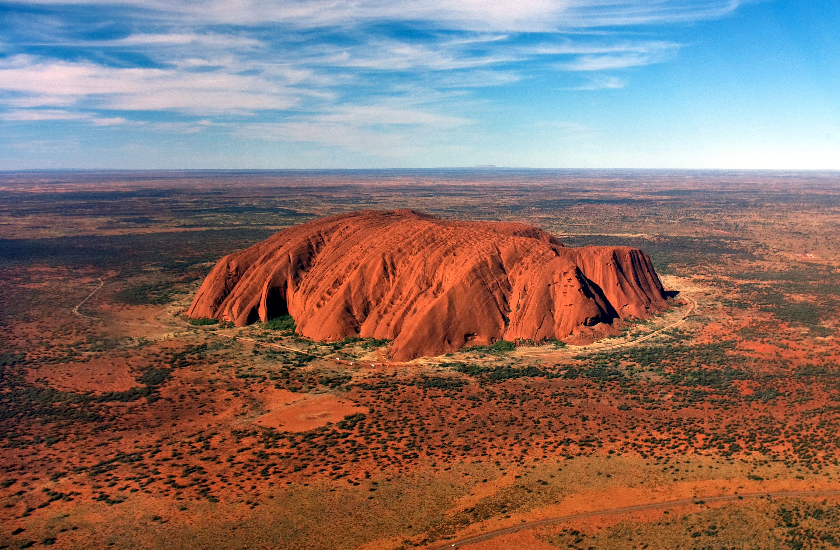 Uluru,_helicopter_view,_cropped.jpg